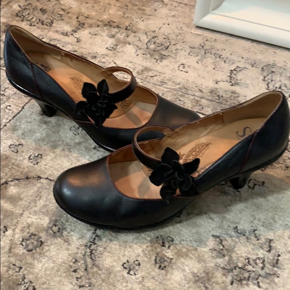 Sofft black leather pumps